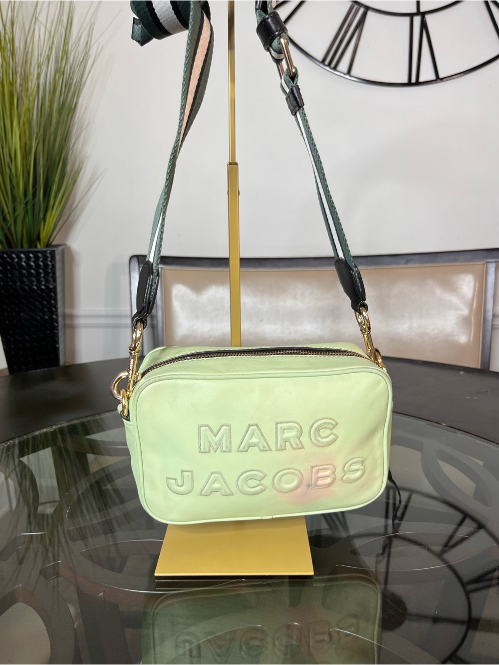 Marc Jacobs k Logo Embossed Camera
Crossbody Bag Smooth
Leather Mint